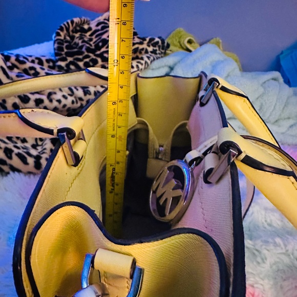 Gorgeous MK Purse Set - Picture 12 of 15